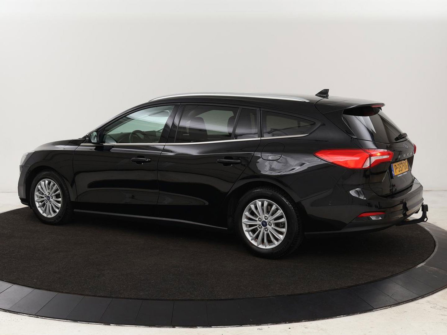 Ford Focus 1.0 EcoBoost Titanium X Business | Automaat | Stoel & Stuurverwarming | Camera | Trekhaak | Adaptive cruise | LED