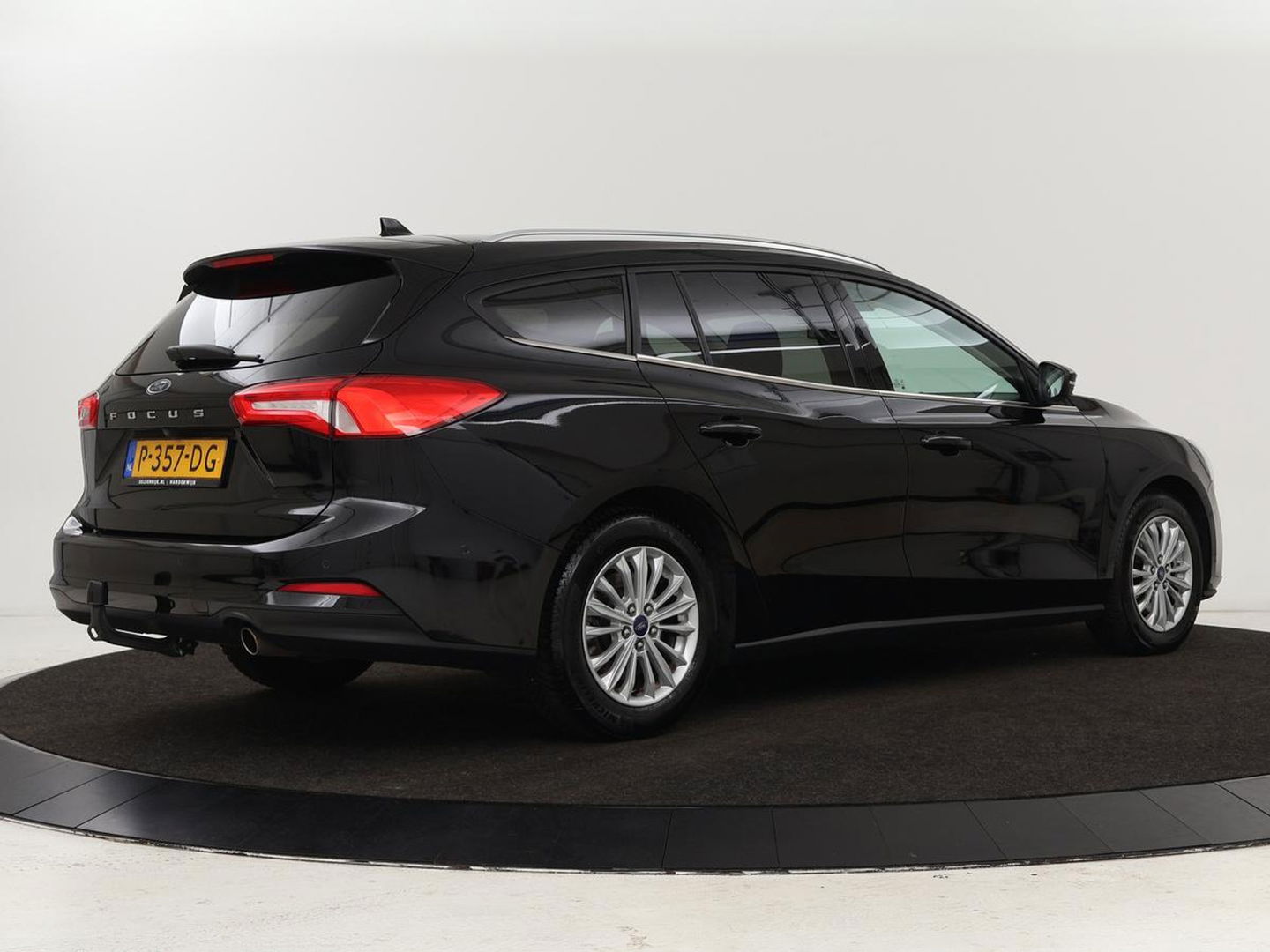 Ford Focus 1.0 EcoBoost Titanium X Business | Automaat | Stoel & Stuurverwarming | Camera | Trekhaak | Adaptive cruise | LED