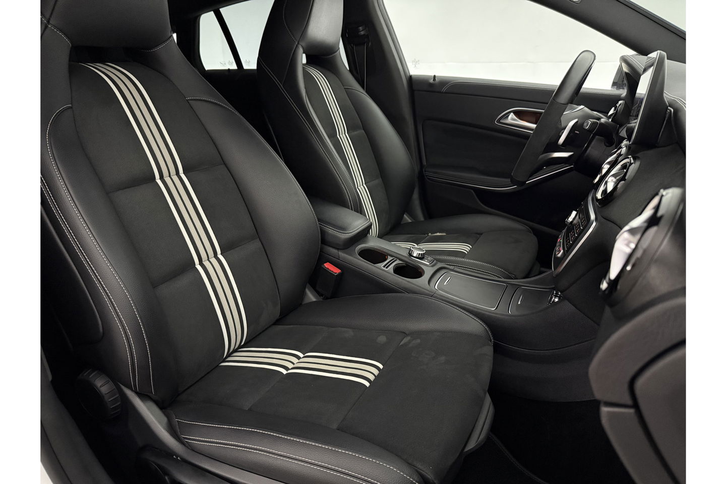 Mercedes-Benz CLA-Klasse 180 AMG LED Clima Cruise Navigatie Parkeersensoren 18"LMV