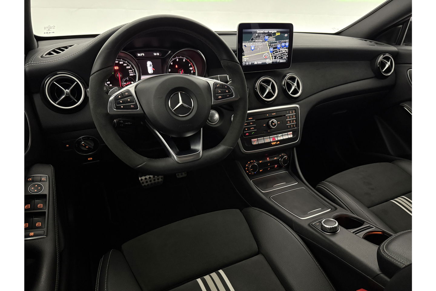 Mercedes-Benz CLA-Klasse 180 AMG LED Clima Cruise Navigatie Parkeersensoren 18"LMV