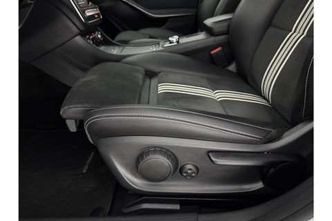 Mercedes-Benz CLA-Klasse 180 AMG LED Clima Cruise Navigatie Parkeersensoren 18"LMV