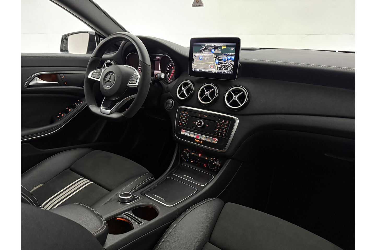 Mercedes-Benz CLA-Klasse 180 AMG LED Clima Cruise Navigatie Parkeersensoren 18"LMV