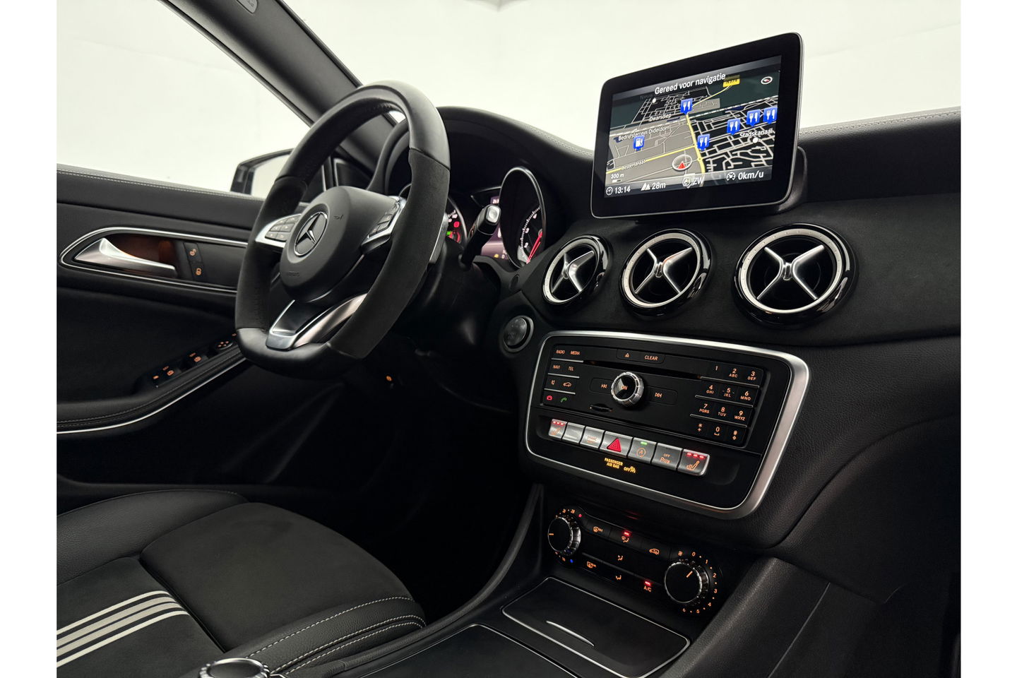 Mercedes-Benz CLA-Klasse 180 AMG LED Clima Cruise Navigatie Parkeersensoren 18"LMV