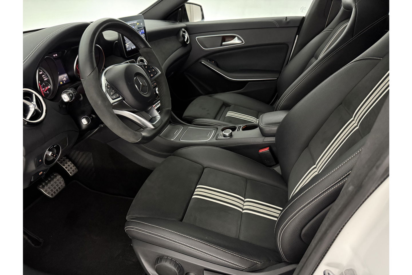 Mercedes-Benz CLA-Klasse 180 AMG LED Clima Cruise Navigatie Parkeersensoren 18"LMV