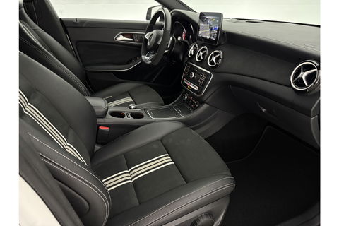 Mercedes-Benz CLA-Klasse 180 AMG LED Clima Cruise Navigatie Parkeersensoren 18"LMV