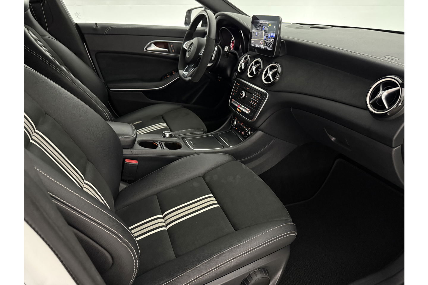 Mercedes-Benz CLA-Klasse 180 AMG LED Clima Cruise Navigatie Parkeersensoren 18"LMV