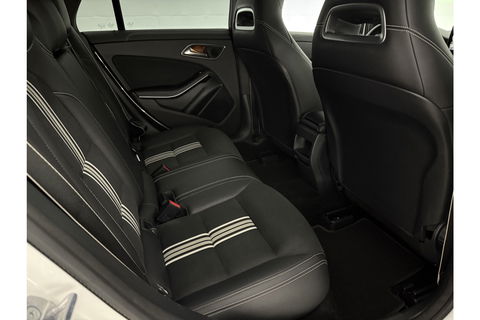 Mercedes-Benz CLA-Klasse 180 AMG LED Clima Cruise Navigatie Parkeersensoren 18"LMV