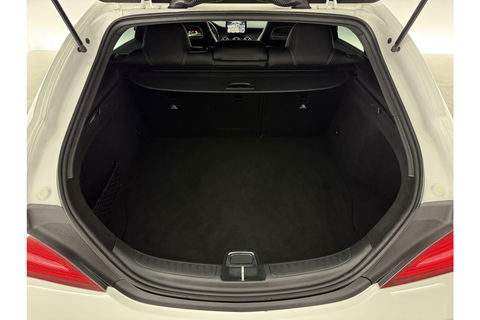 Mercedes-Benz CLA-Klasse 180 AMG LED Clima Cruise Navigatie Parkeersensoren 18"LMV