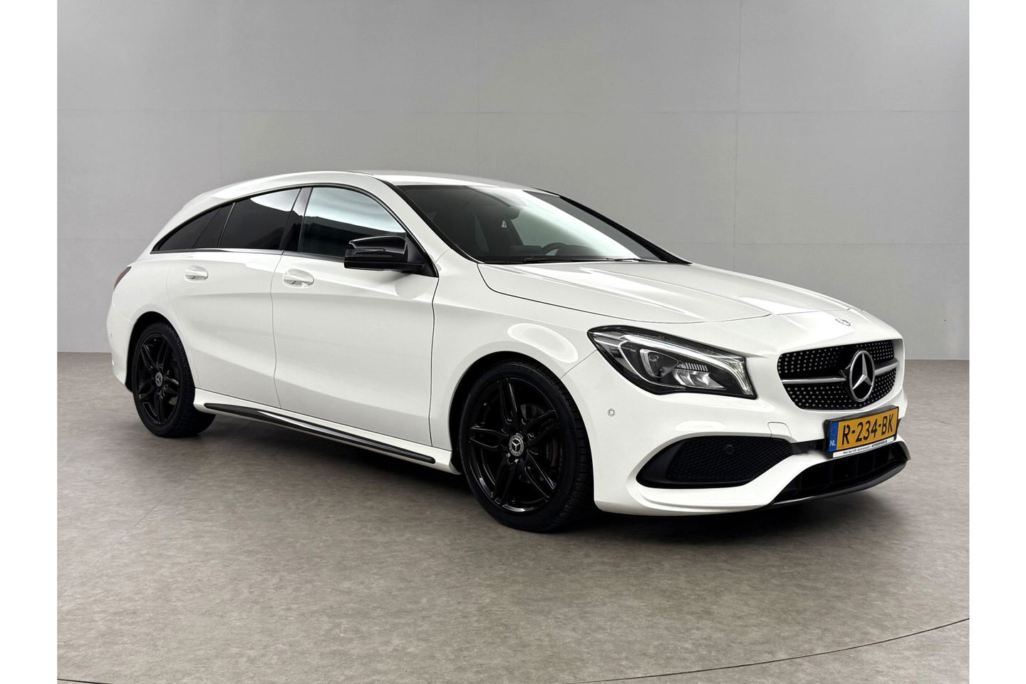 Mercedes-Benz CLA-Klasse 180 AMG LED Clima Cruise Navigatie Parkeersensoren 18"LMV