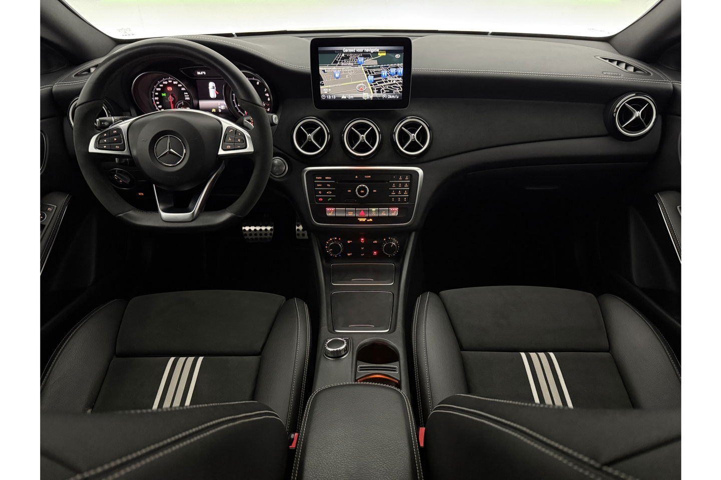 Mercedes-Benz CLA-Klasse 180 AMG LED Clima Cruise Navigatie Parkeersensoren 18"LMV
