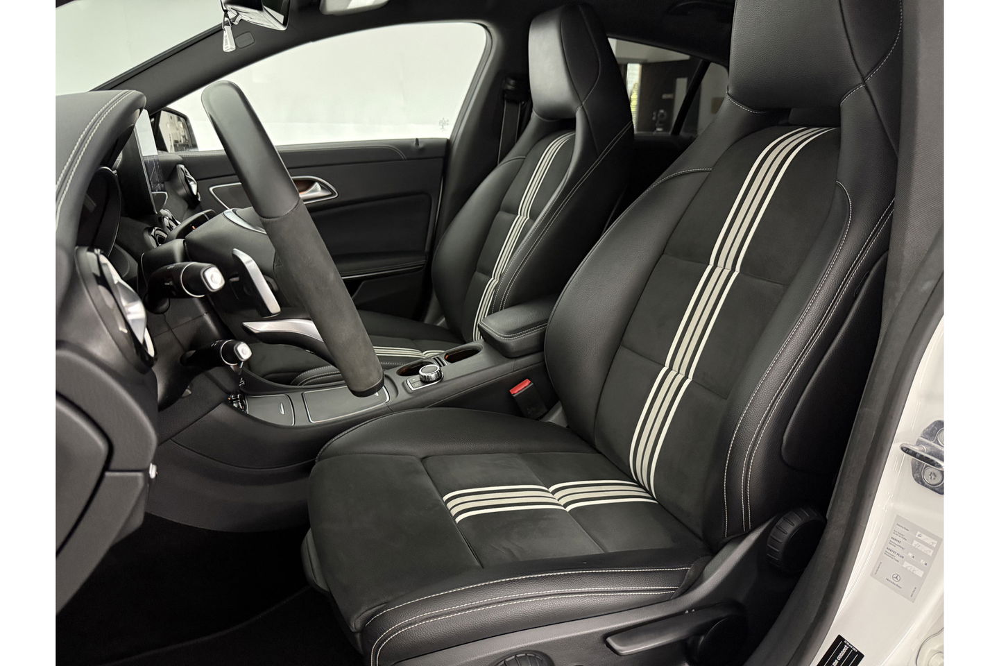 Mercedes-Benz CLA-Klasse 180 AMG LED Clima Cruise Navigatie Parkeersensoren 18"LMV