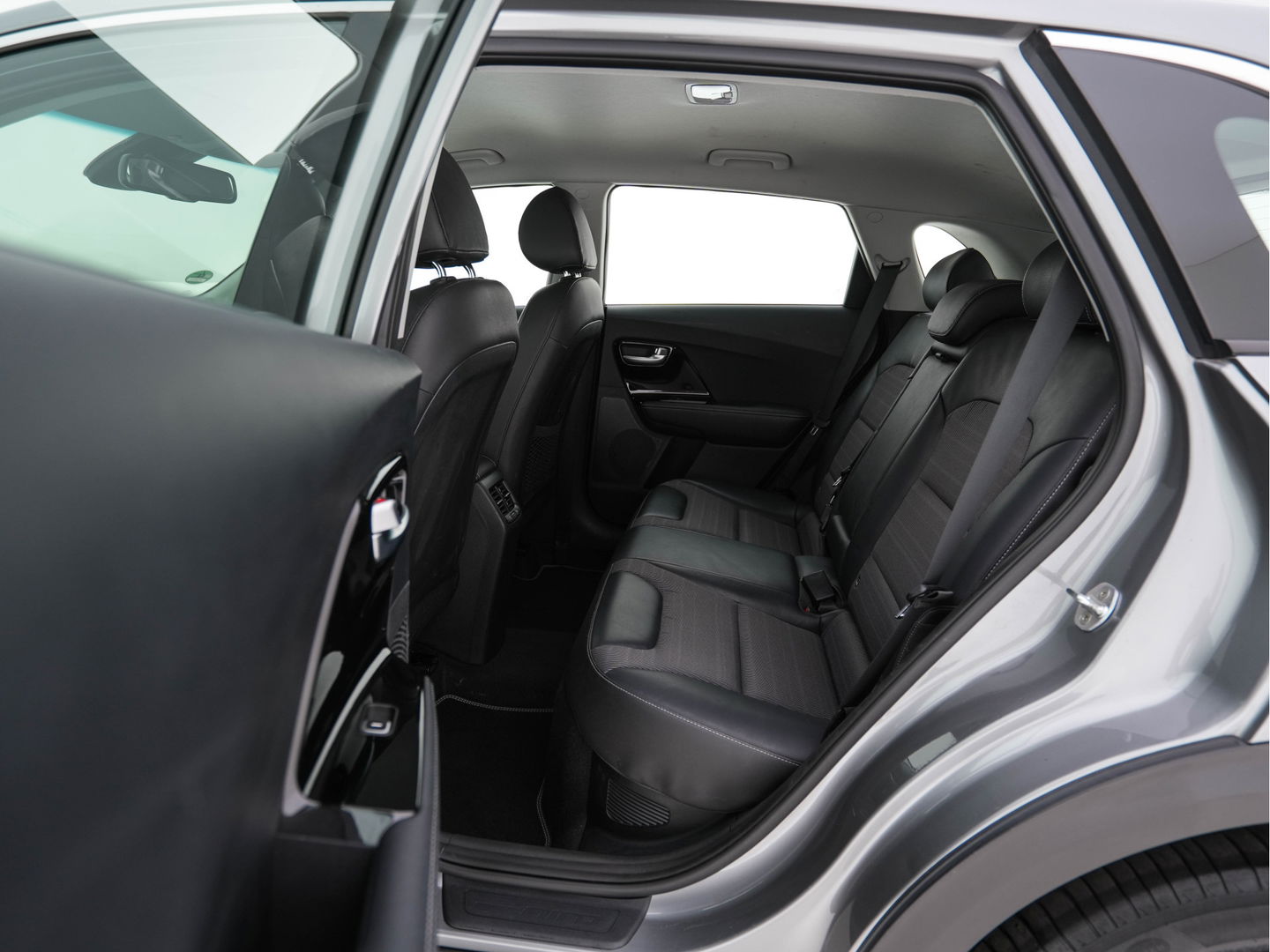Kia Niro 1.6 GDi Hybrid ExecutiveLine Aut. *LEATHER-FABRIC | NAVI-FULLMAP | KEYLESS | CAMERA | COMFORT-SEATS | DIGI-COCKPIT | LANE-ASSIST | ECC | CARPLAY | PDC | 16''ALU*