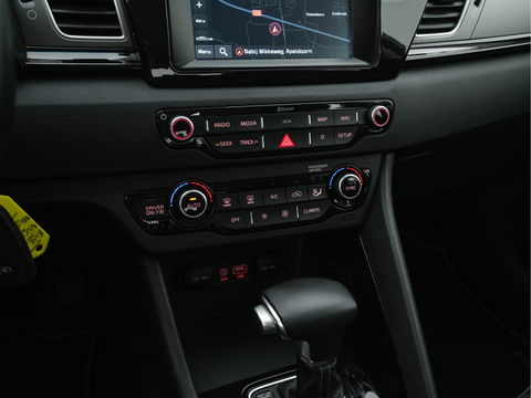 Kia Niro 1.6 GDi Hybrid ExecutiveLine Aut. *LEATHER-FABRIC | NAVI-FULLMAP | KEYLESS | CAMERA | COMFORT-SEATS | DIGI-COCKPIT | LANE-ASSIST | ECC | CARPLAY | PDC | 16''ALU*
