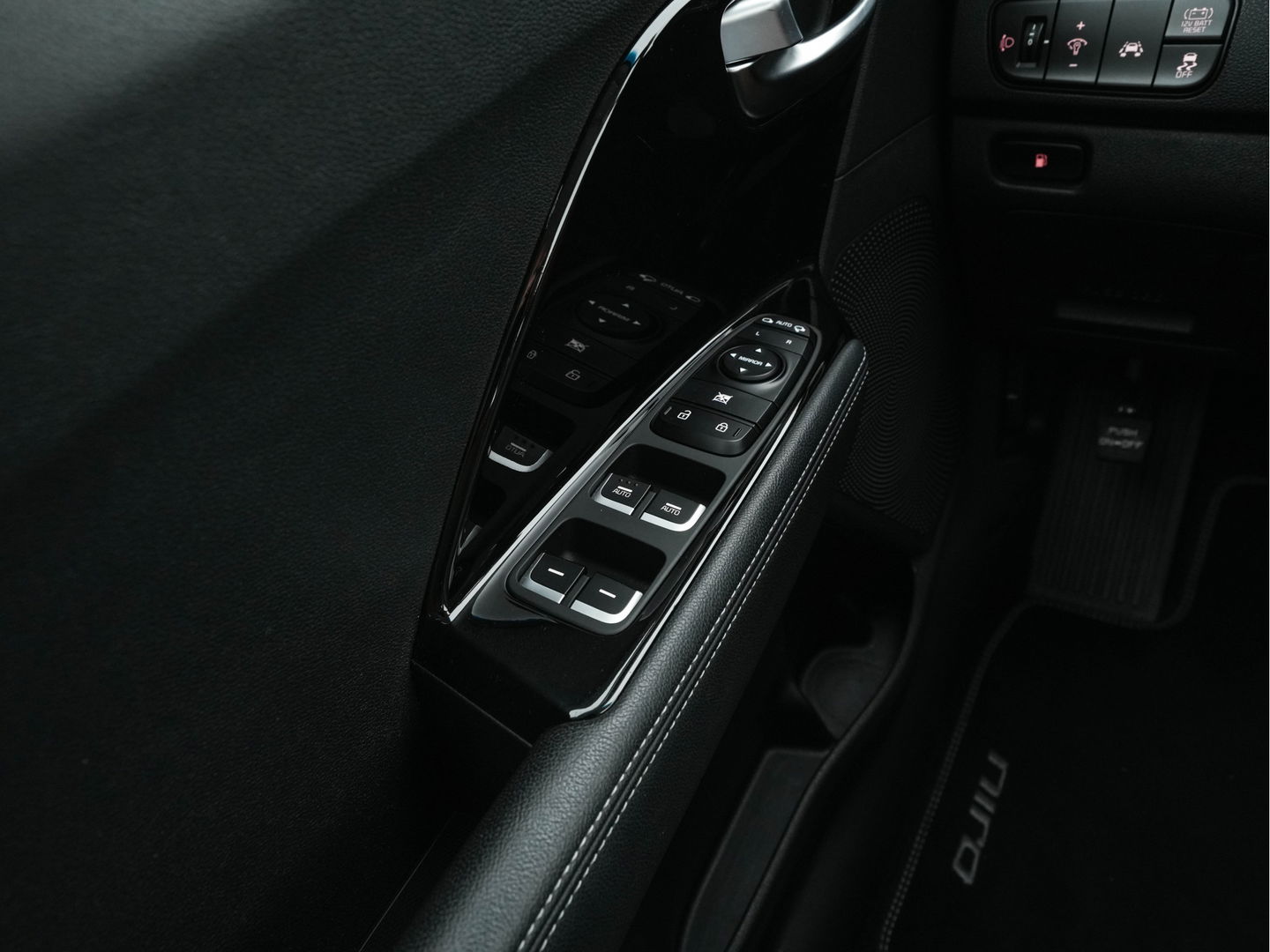 Kia Niro 1.6 GDi Hybrid ExecutiveLine Aut. *LEATHER-FABRIC | NAVI-FULLMAP | KEYLESS | CAMERA | COMFORT-SEATS | DIGI-COCKPIT | LANE-ASSIST | ECC | CARPLAY | PDC | 16''ALU*