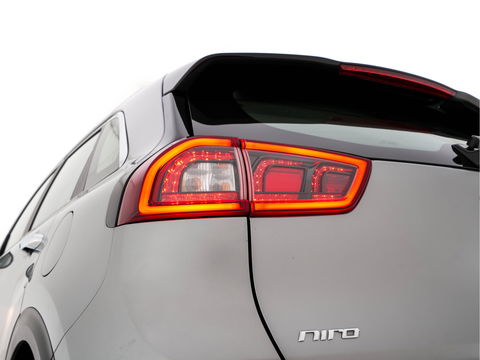 Kia Niro 1.6 GDi Hybrid ExecutiveLine Aut. *LEATHER-FABRIC | NAVI-FULLMAP | KEYLESS | CAMERA | COMFORT-SEATS | DIGI-COCKPIT | LANE-ASSIST | ECC | CARPLAY | PDC | 16''ALU*