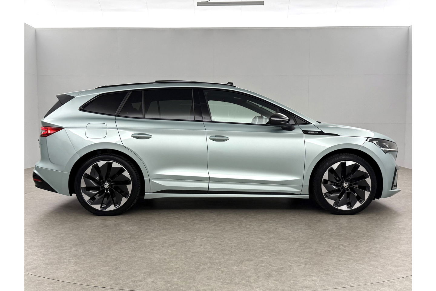 Škoda Enyaq 80 Sportline | ELEKTRISCH | 204PK Pano Sfeer Carplay Head up Display LED Trekhaak Virtual Navi Clima Cruise 21"LMV PDC