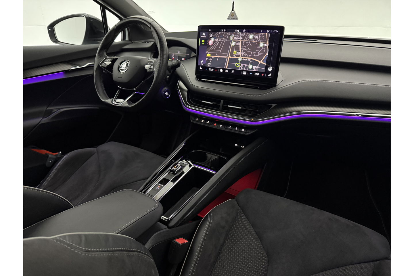 Škoda Enyaq 80 Sportline | ELEKTRISCH | 204PK Pano Sfeer Carplay Head up Display LED Trekhaak Virtual Navi Clima Cruise 21"LMV PDC