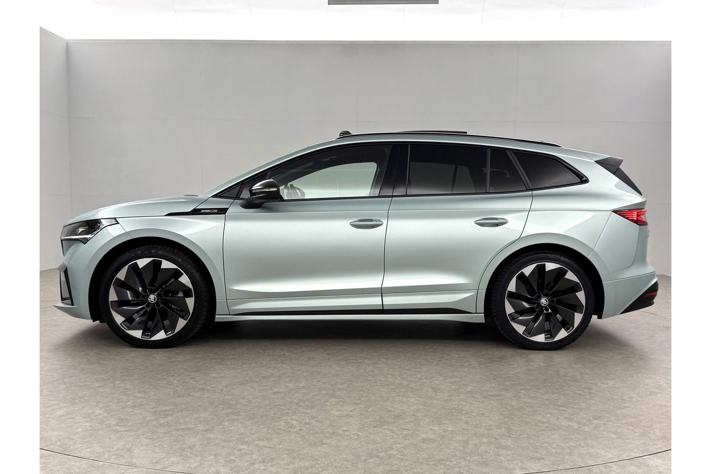 Škoda Enyaq 80 Sportline | ELEKTRISCH | 204PK Pano Sfeer Carplay Head up Display LED Trekhaak Virtual Navi Clima Cruise 21"LMV PDC