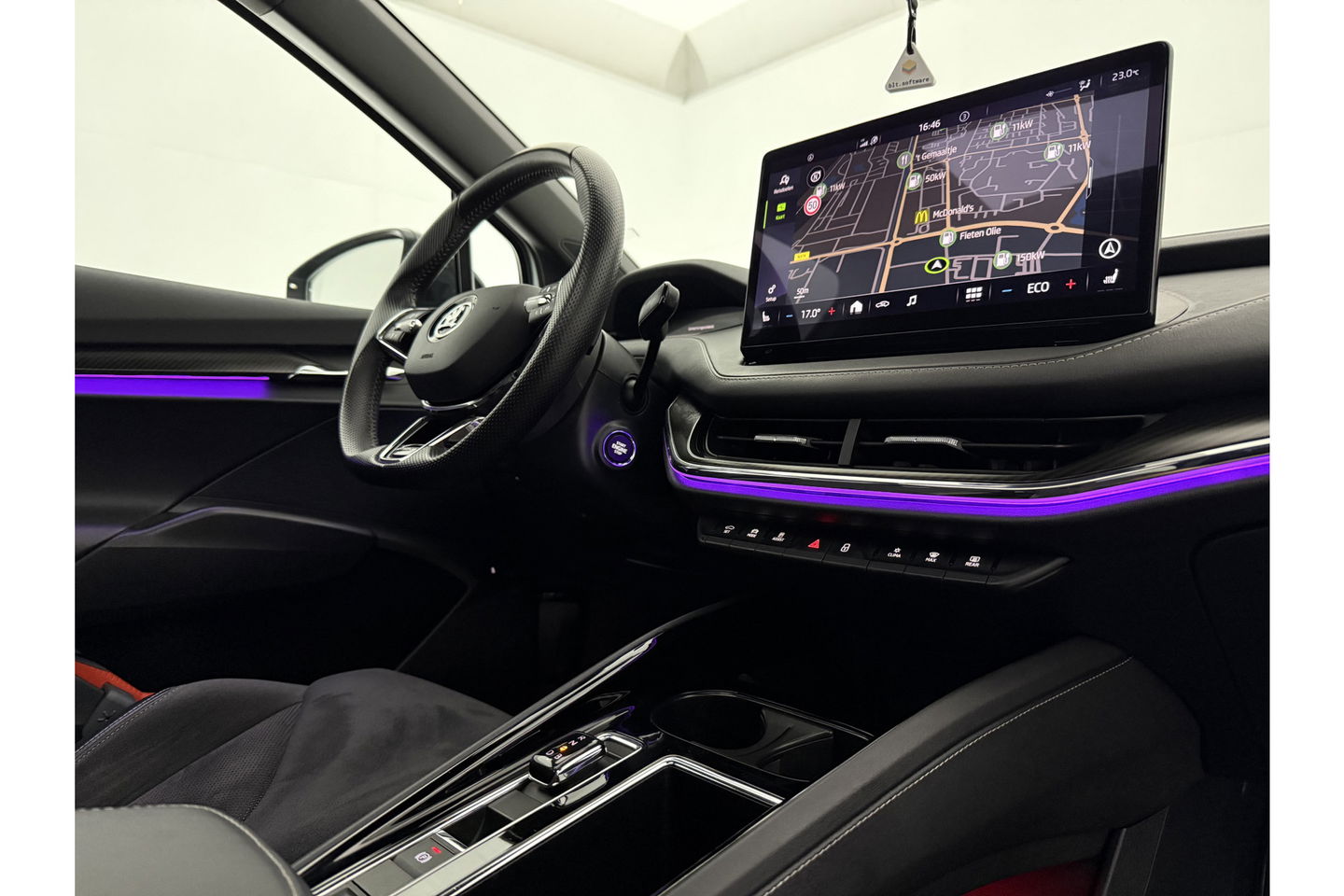 Škoda Enyaq 80 Sportline | ELEKTRISCH | 204PK Pano Sfeer Carplay Head up Display LED Trekhaak Virtual Navi Clima Cruise 21"LMV PDC
