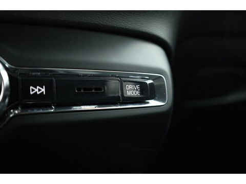 Volvo XC40 1.5 T4 Recharge R-Design | Stoel + stuurverwarming | 20 '' | Camera | Apple Carplay |