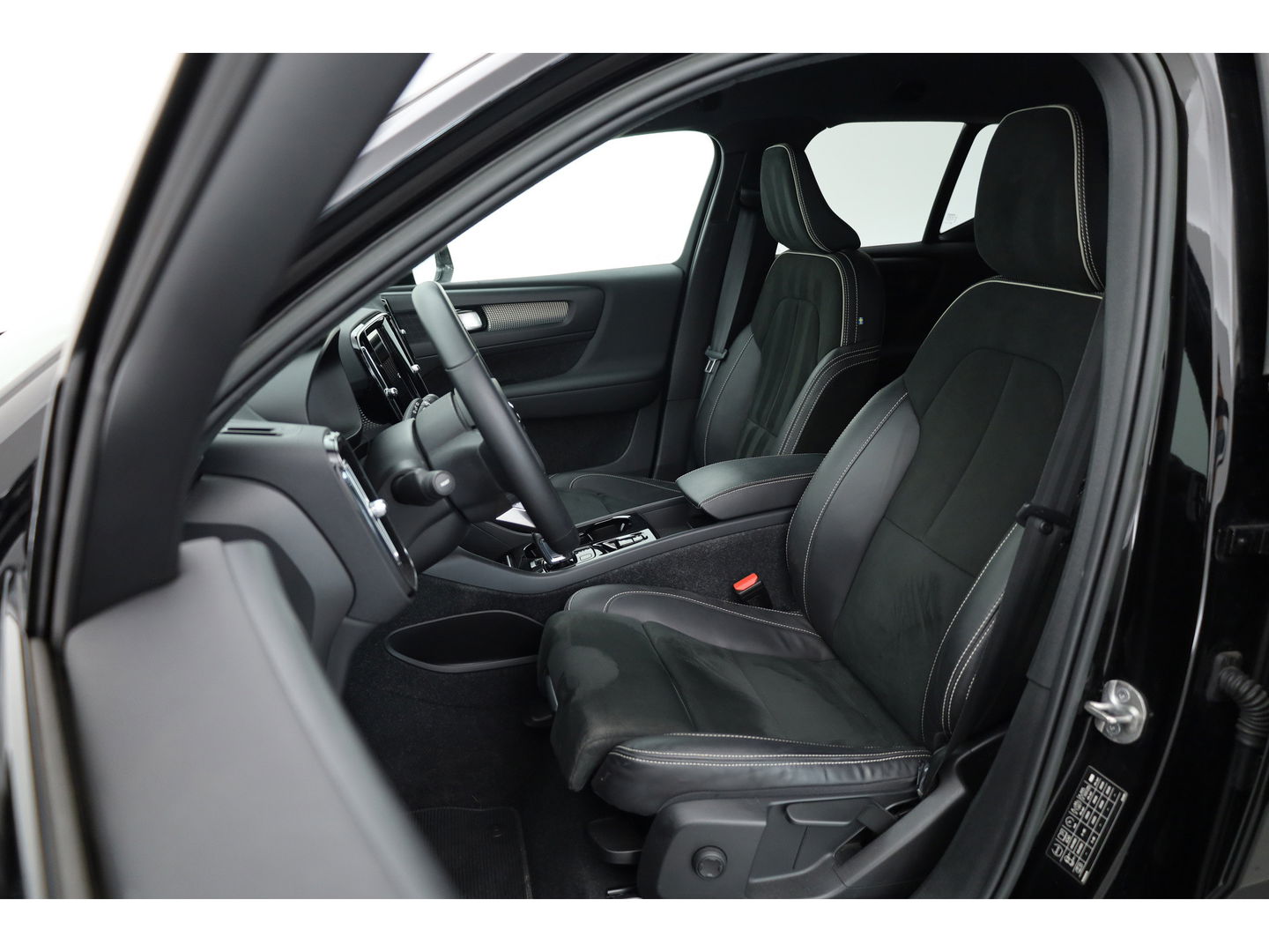 Volvo XC40 1.5 T4 Recharge R-Design | Stoel + stuurverwarming | 20 '' | Camera | Apple Carplay |