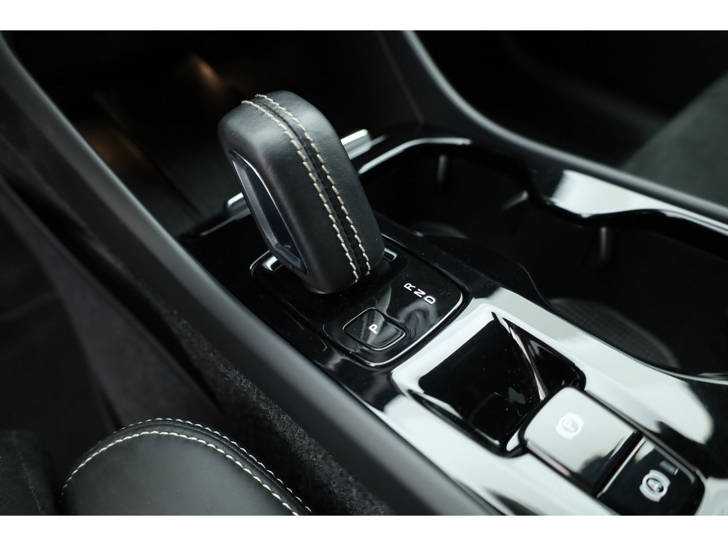 Volvo XC40 1.5 T4 Recharge R-Design | Stoel + stuurverwarming | 20 '' | Camera | Apple Carplay |