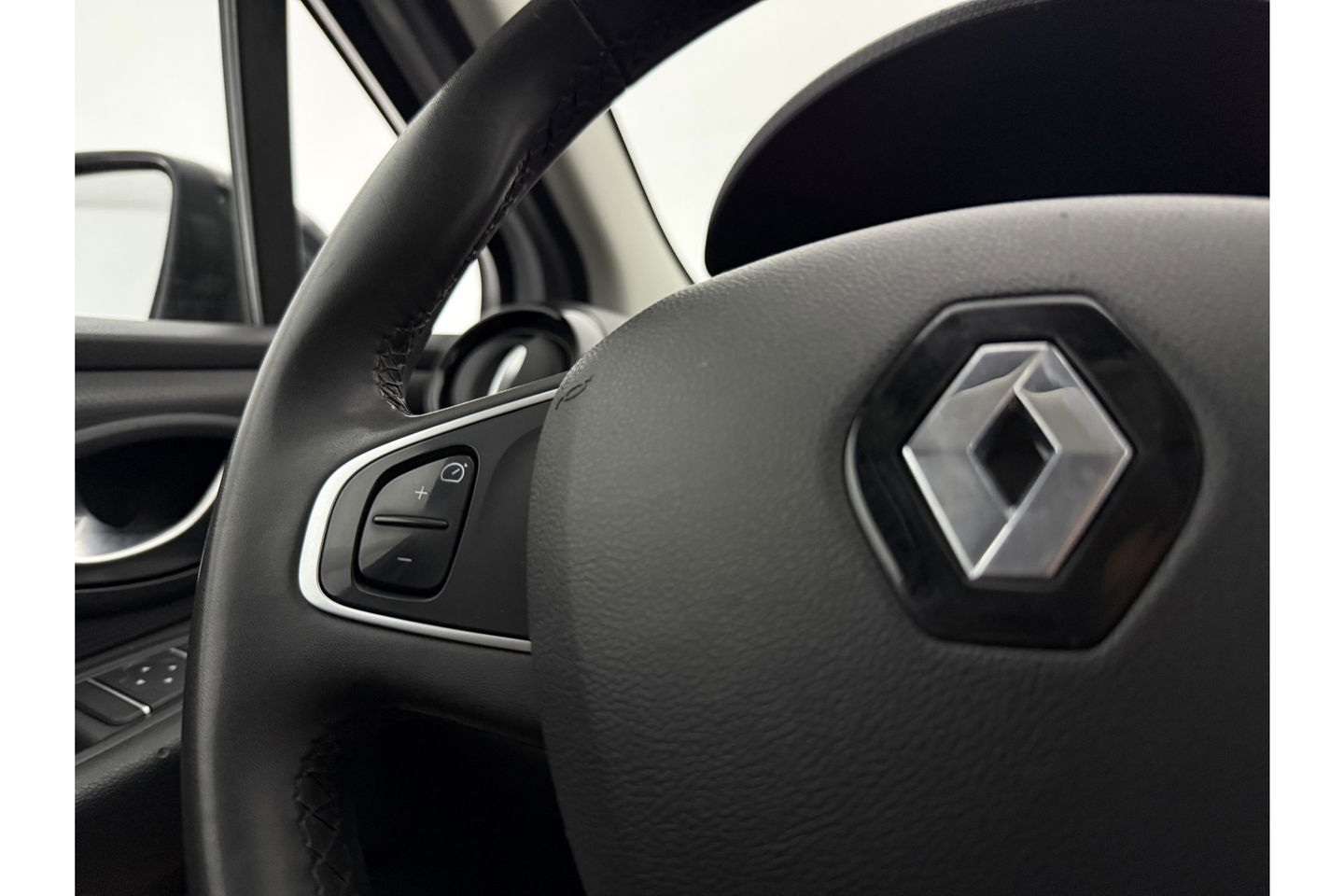 Renault Clio 0.9 TCe Limited Carplay Cruise LED Airco Parkeersensoren 16"LMV