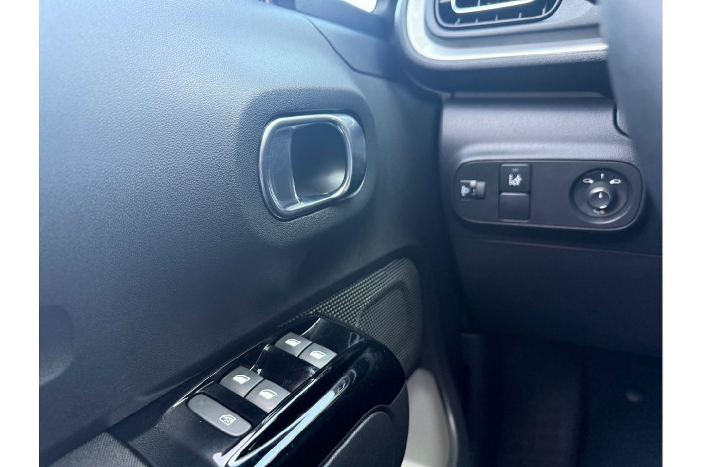 Citroën C3 1.2 PT SHINE AUTOMAAT 110PK AIRCO NAVI PDC-CAMERA CRUISE.