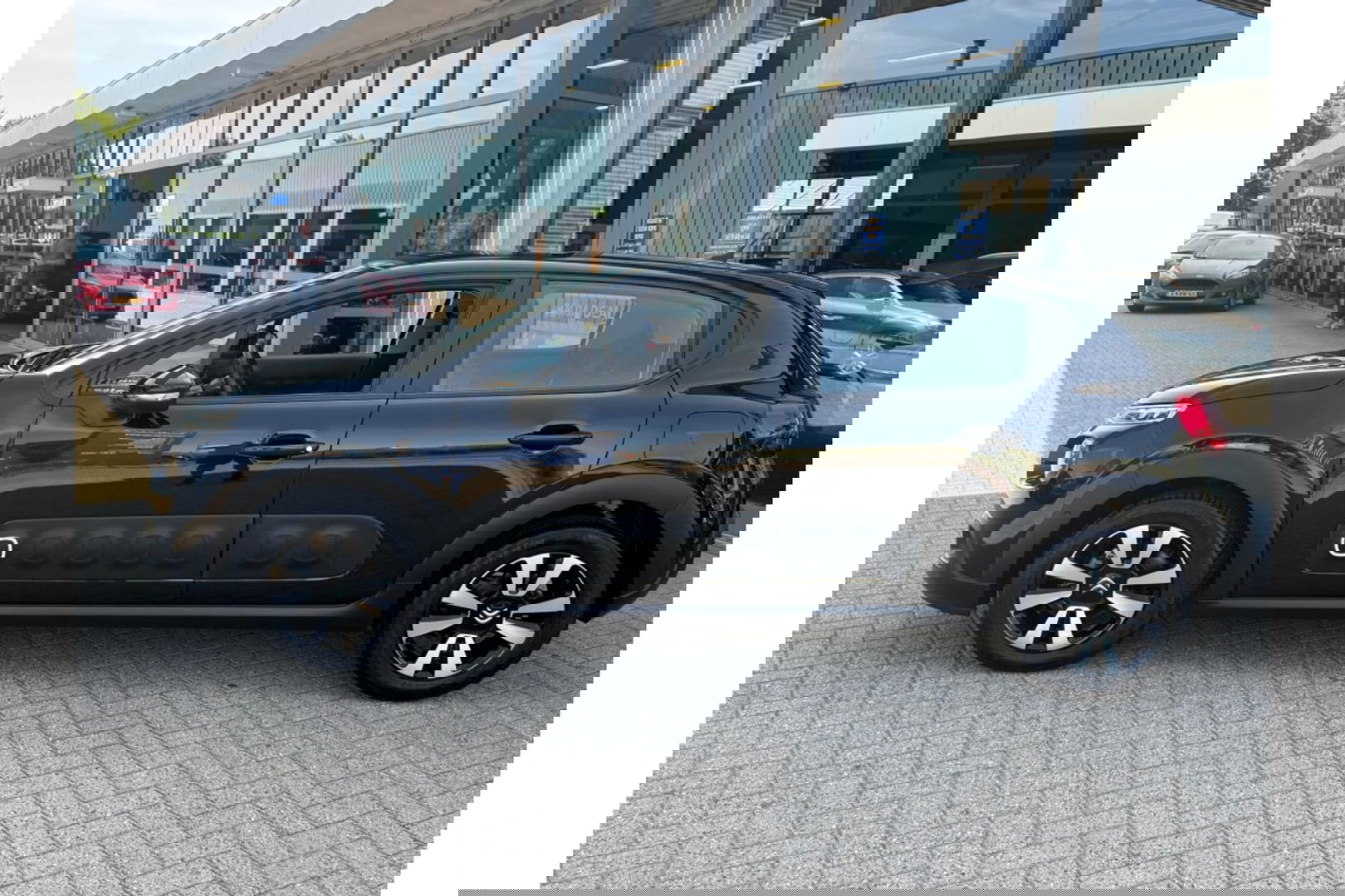 Citroën C3 1.2 PT SHINE AUTOMAAT 110PK AIRCO NAVI PDC-CAMERA CRUISE.