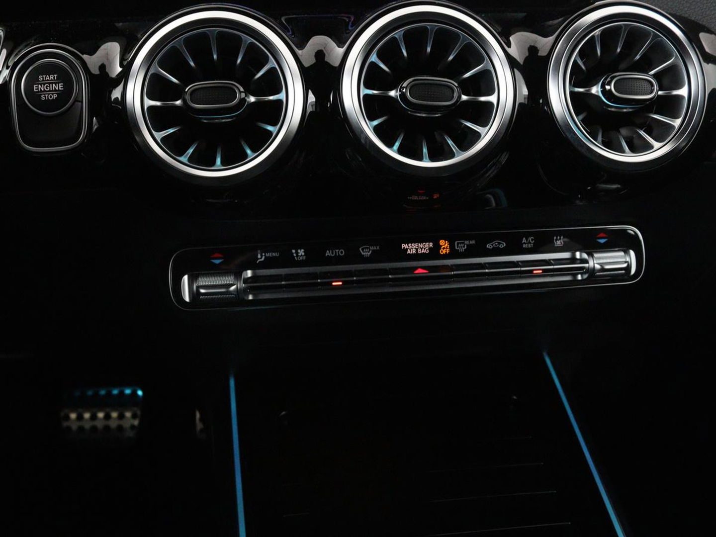 Mercedes-Benz GLA 250 e AMG Luxury | Panoramadak | Stoelverwarming | Sfeerverlichting | Keyless | Widescreen |  LMV 19 inch | Trekhaak wegklapbaar