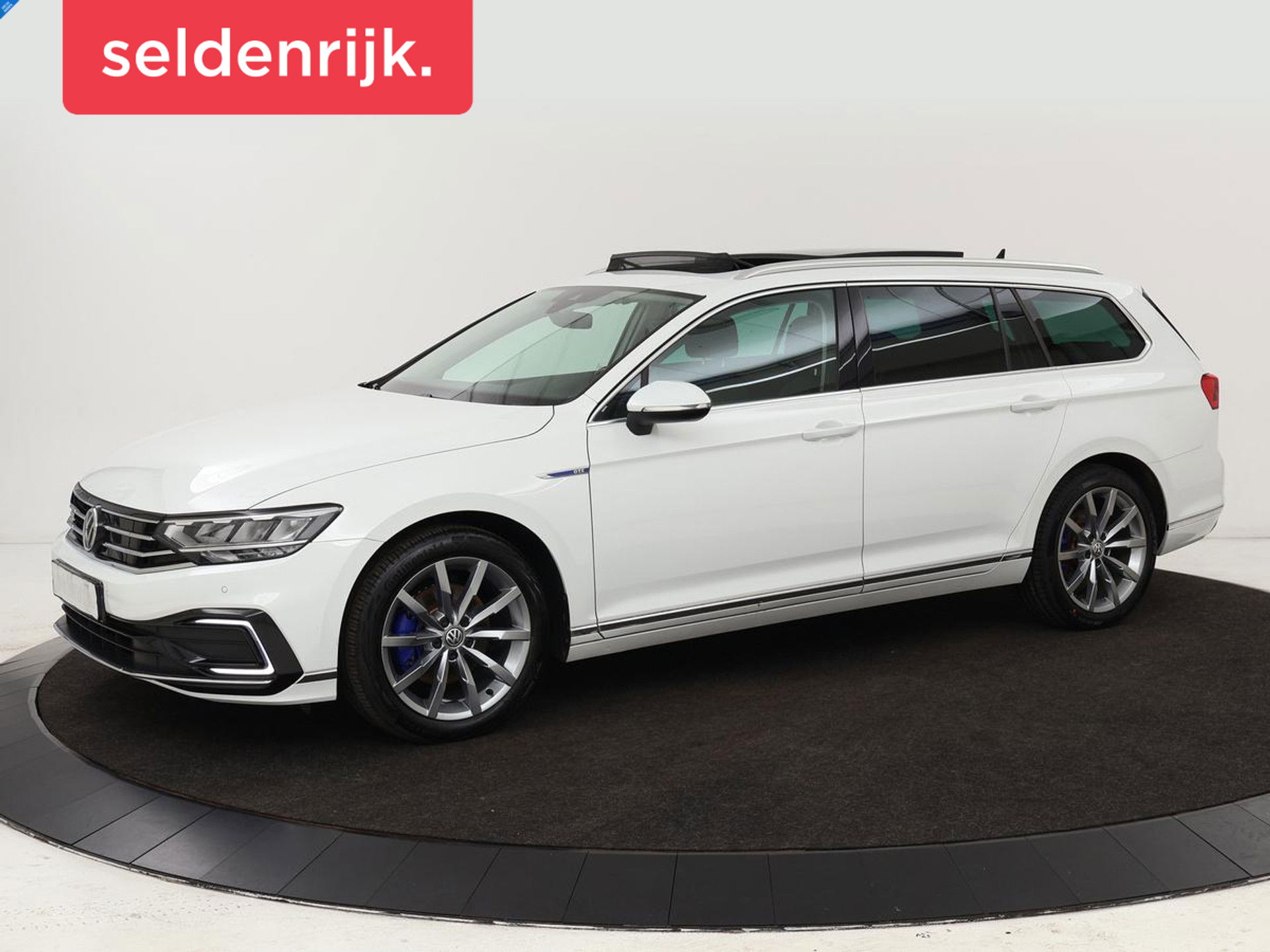 Volkswagen Passat Variant 1.4 TSI PHEV GTE Business | Panoramadak | Massage | Stoelverwarming | Adaptive cruise | Camera | Elektrische achterklep