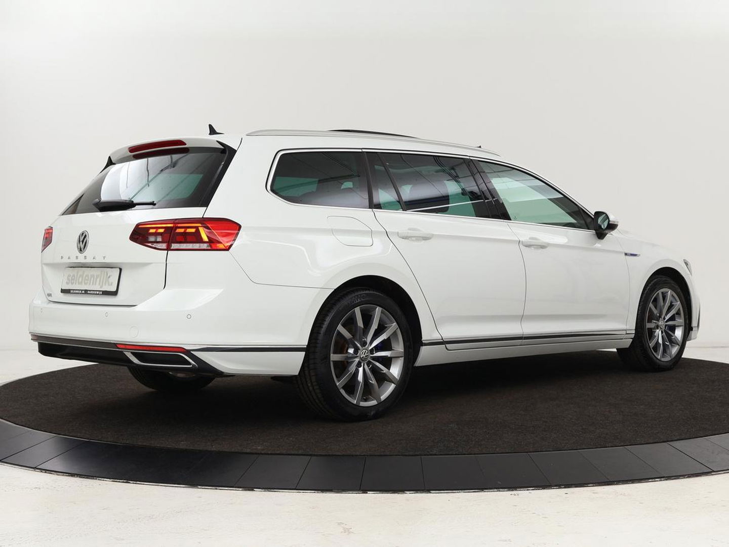 Volkswagen Passat Variant 1.4 TSI PHEV GTE Business | Panoramadak | Massage | Stoelverwarming | Adaptive cruise | Camera | Elektrische achterklep