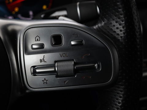 Mercedes-Benz C-Klasse 180 Business Solution AMG | Panoramadak | Leder | Stoelverwarming | Cruise control | 360 Camera | Elektrische achterklep | Carplay | Burmester
