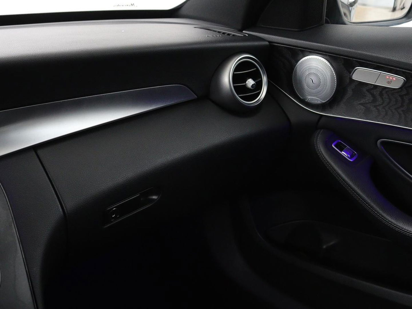 Mercedes-Benz C-Klasse 180 Business Solution AMG | Panoramadak | Leder | Stoelverwarming | Cruise control | 360 Camera | Elektrische achterklep | Carplay | Burmester