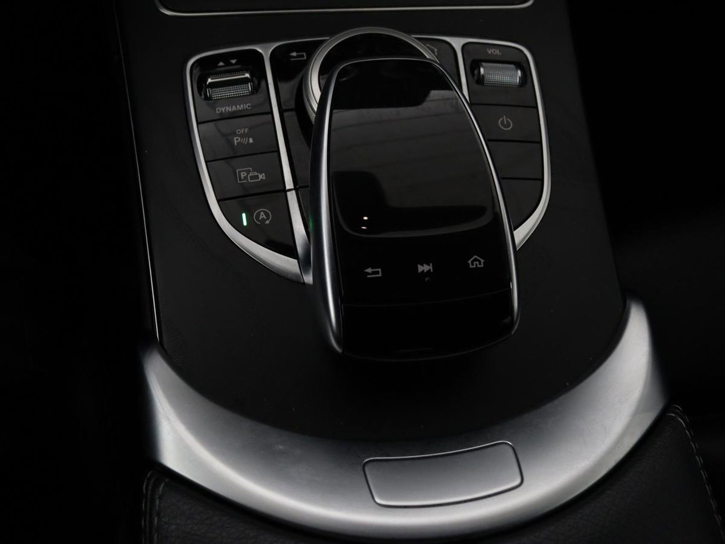 Mercedes-Benz C-Klasse 180 Business Solution AMG | Panoramadak | Leder | Stoelverwarming | Cruise control | 360 Camera | Elektrische achterklep | Carplay | Burmester