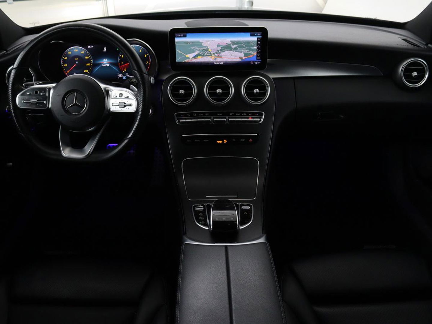 Mercedes-Benz C-Klasse 180 Business Solution AMG | Panoramadak | Leder | Stoelverwarming | Cruise control | 360 Camera | Elektrische achterklep | Carplay | Burmester