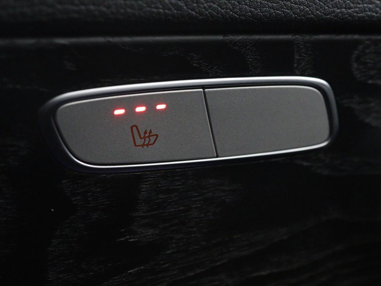 Mercedes-Benz C-Klasse 180 Business Solution AMG | Panoramadak | Leder | Stoelverwarming | Cruise control | 360 Camera | Elektrische achterklep | Carplay | Burmester