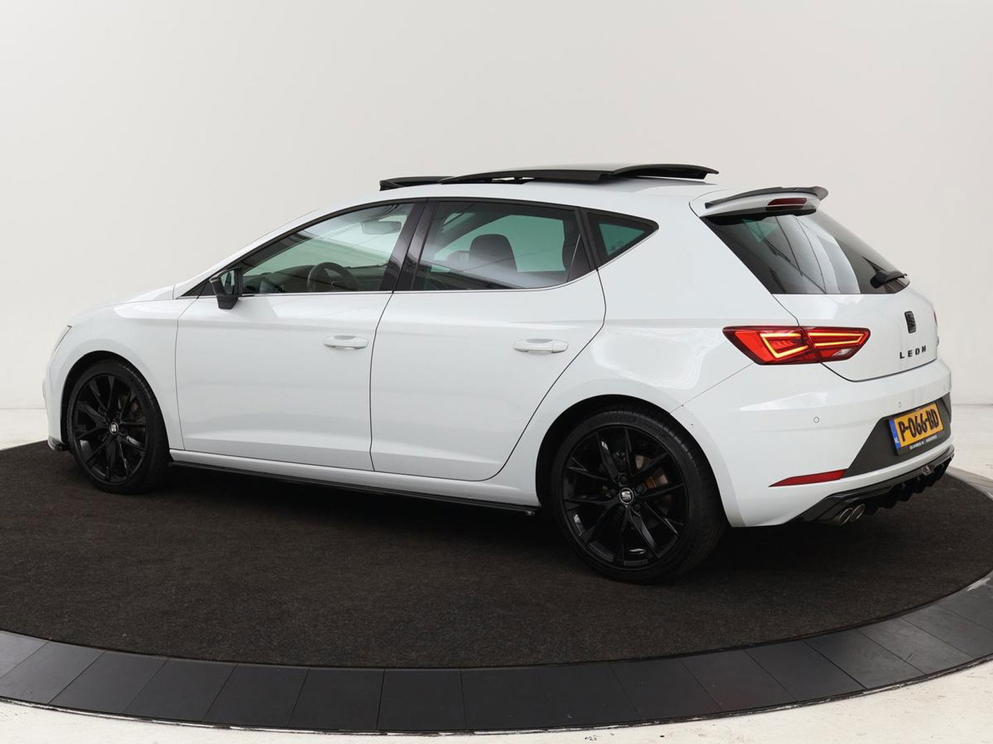 SEAT Leon 2.0 TDI FR | Panoramadak | Virtual Cockpit | Maxton | Stoelverwarming | Adaptive cruise | Camera | Carplay | Sfeerverlichting | Full LED