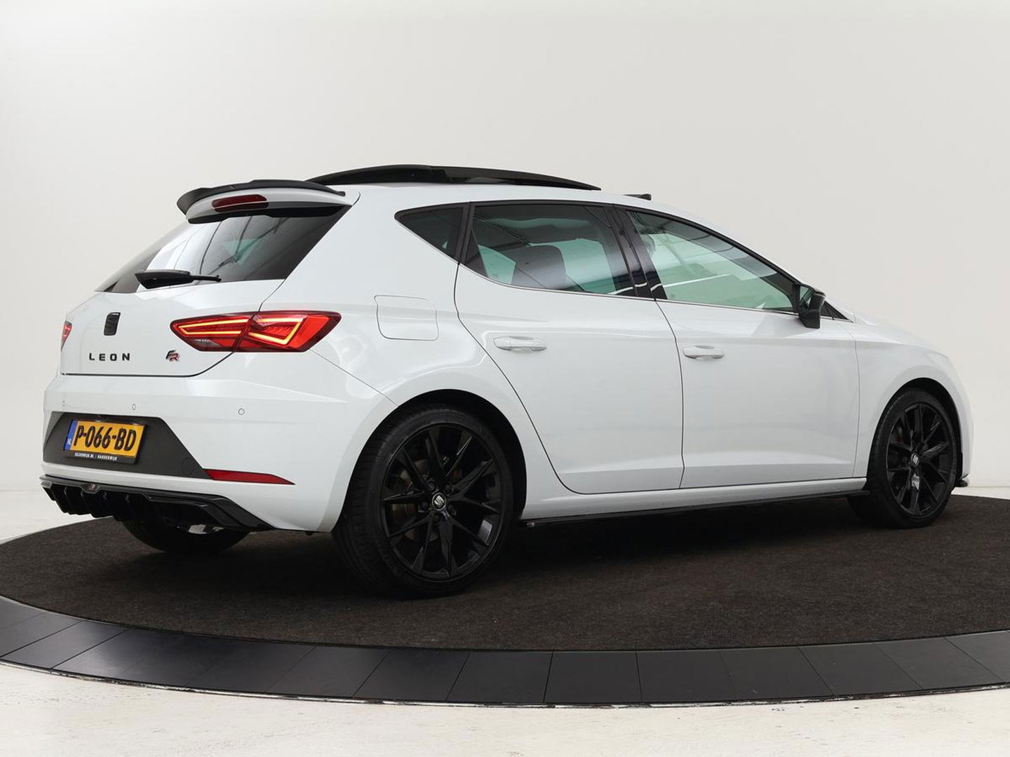 SEAT Leon 2.0 TDI FR | Panoramadak | Virtual Cockpit | Maxton | Stoelverwarming | Adaptive cruise | Camera | Carplay | Sfeerverlichting | Full LED