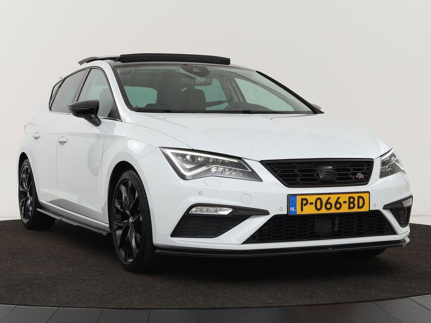 SEAT Leon 2.0 TDI FR | Panoramadak | Virtual Cockpit | Maxton | Stoelverwarming | Adaptive cruise | Camera | Carplay | Sfeerverlichting | Full LED
