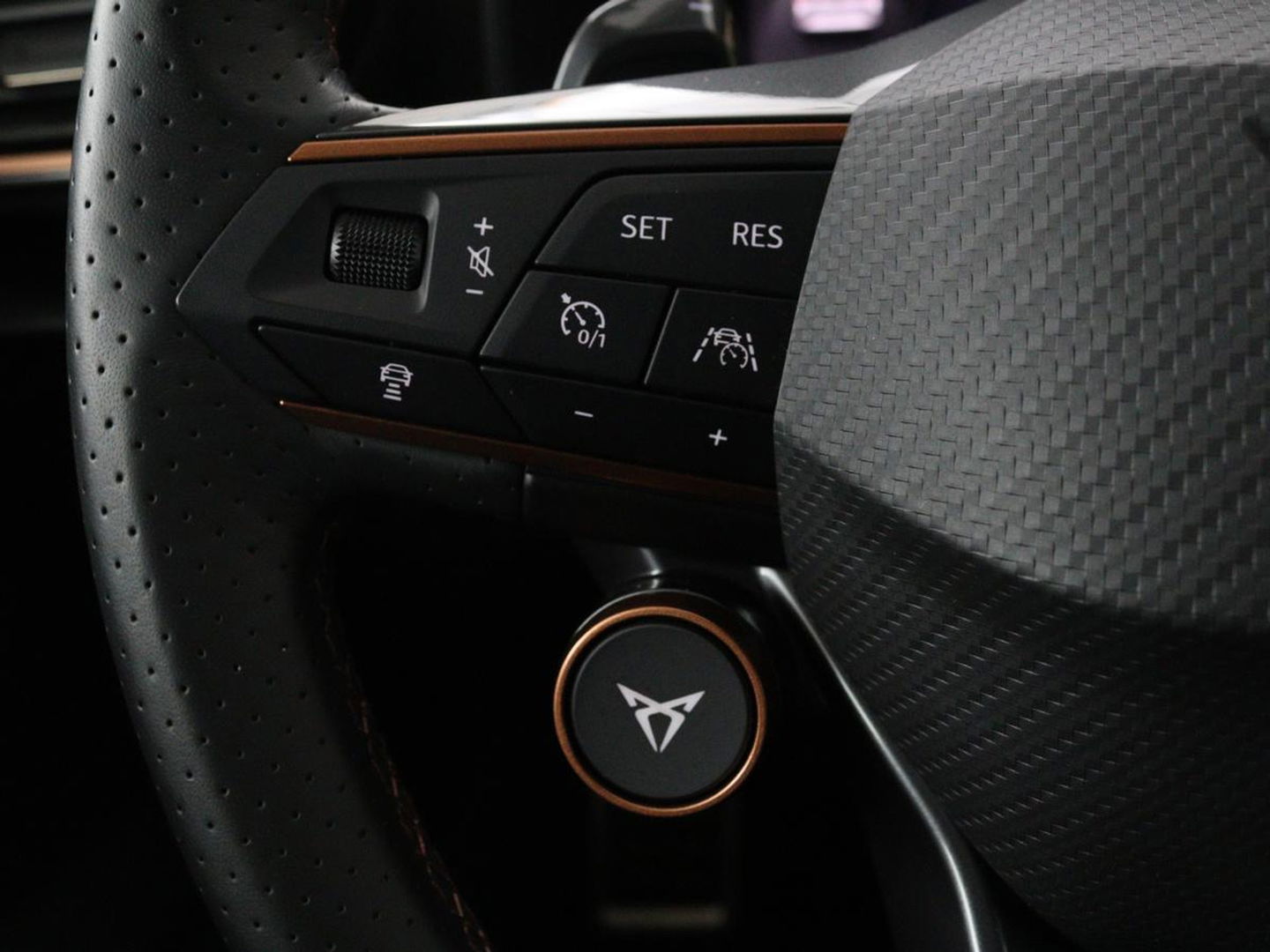 CUPRA Leon 1.4 e-Hybrid VZ Performance | Stoel & Stuurverwarming | Adaptive cruise | Carplay | Camera | Memory | Sportstoelen | Full LED