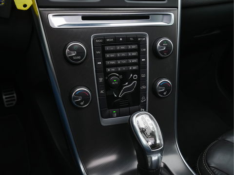 Volvo XC60 2.4 D5 AWD R-Design Aut. *PANO | FULL-LEATHER | XENON | NAVI-FULLMAP | PREMIUN-SOUND | CAMERA | SPORT-SEATS | HEATED-SEATS | 20''ALU | TOWBAR*
