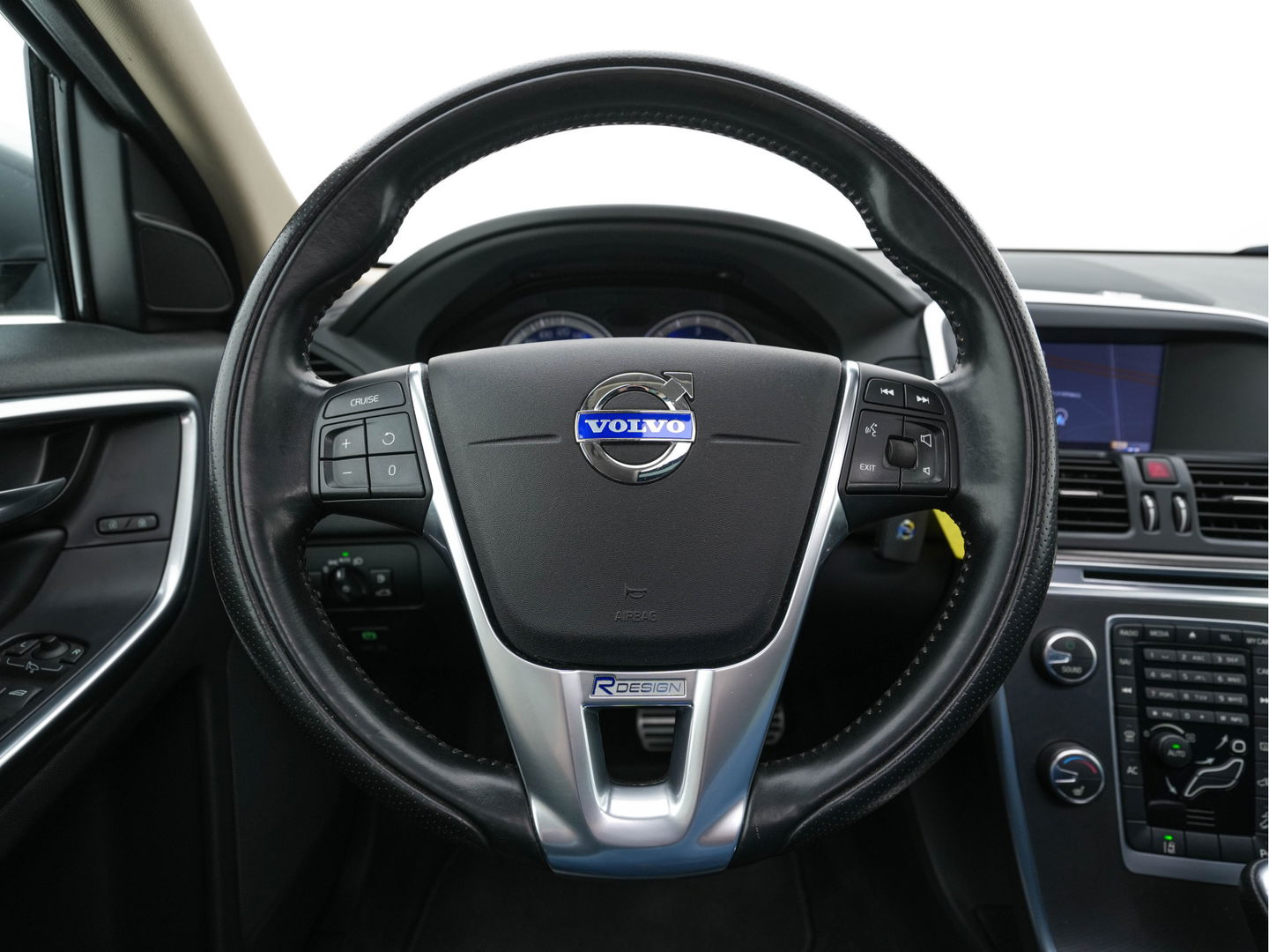 Volvo XC60 2.4 D5 AWD R-Design Aut. *PANO | FULL-LEATHER | XENON | NAVI-FULLMAP | PREMIUN-SOUND | CAMERA | SPORT-SEATS | HEATED-SEATS | 20''ALU | TOWBAR*