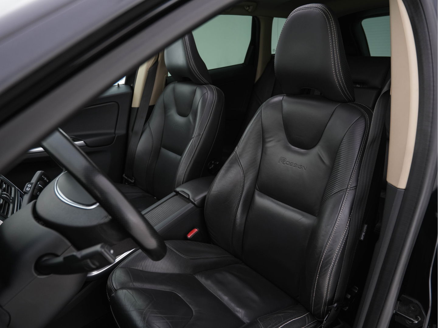 Volvo XC60 2.4 D5 AWD R-Design Aut. *PANO | FULL-LEATHER | XENON | NAVI-FULLMAP | PREMIUN-SOUND | CAMERA | SPORT-SEATS | HEATED-SEATS | 20''ALU | TOWBAR*