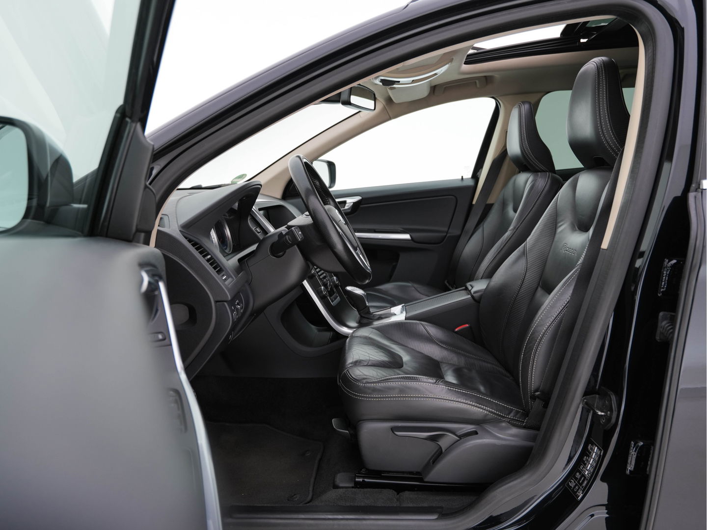 Volvo XC60 2.4 D5 AWD R-Design Aut. *PANO | FULL-LEATHER | XENON | NAVI-FULLMAP | PREMIUN-SOUND | CAMERA | SPORT-SEATS | HEATED-SEATS | 20''ALU | TOWBAR*