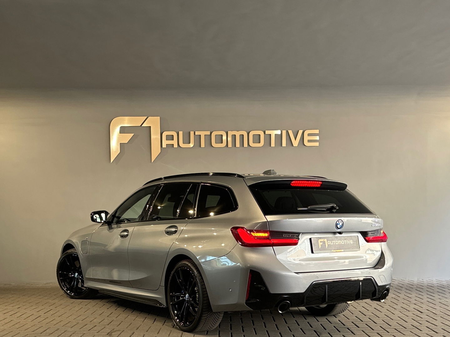 BMW 3 Serie Touring 330e M Sport Pano|Trekhaak|HuD|360C|ACC