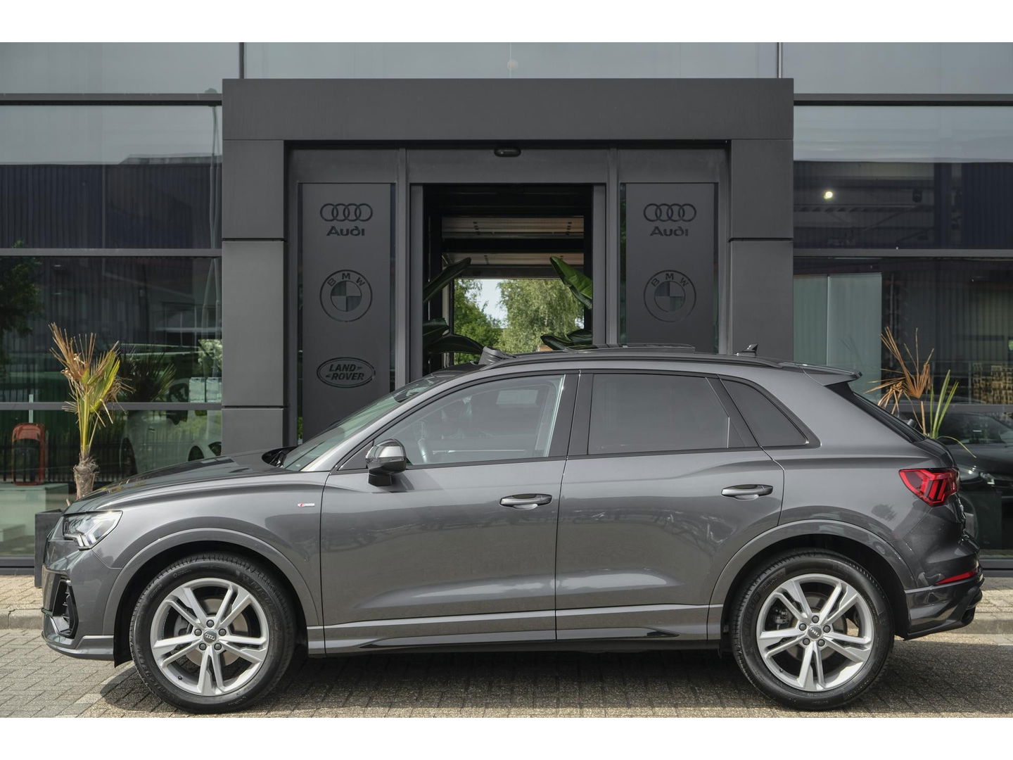 Audi Q3 35 TFSI 150pk S-line Panoramadak *BTW* Virtual cockpit Trekhaak Camera Sportstoelen Navigatie