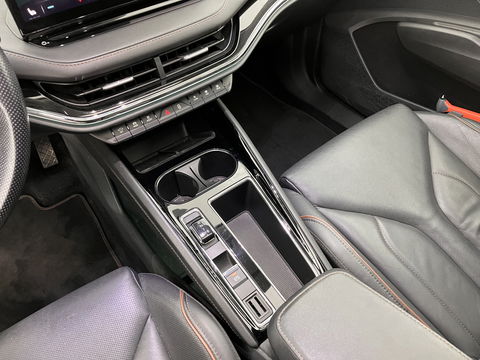 Škoda Enyaq iV 80 Luxus [ 3-Fase ] (INCL-BTW) *PANO | LUXURY-LEATHER | HEAD-UP | ADAPTIVE-CRUISE | MEMORY-PACK | FULL-LED | DIGI-COCKPIT | BLIND-SPOT | NAVI-FULLMAP | KEYLESS | CAMERA | HEATED-SPORTSEATS | KEYLESS | 19"ALU*