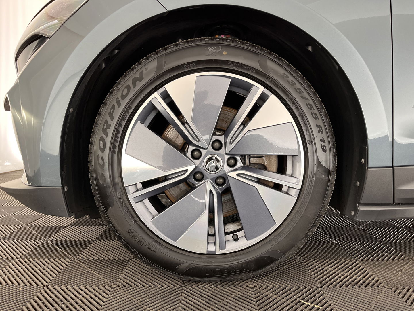 Škoda Enyaq iV 80 Luxus [ 3-Fase ] (INCL-BTW) *PANO | LUXURY-LEATHER | HEAD-UP | ADAPTIVE-CRUISE | MEMORY-PACK | FULL-LED | DIGI-COCKPIT | BLIND-SPOT | NAVI-FULLMAP | KEYLESS | CAMERA | HEATED-SPORTSEATS | KEYLESS | 19"ALU*