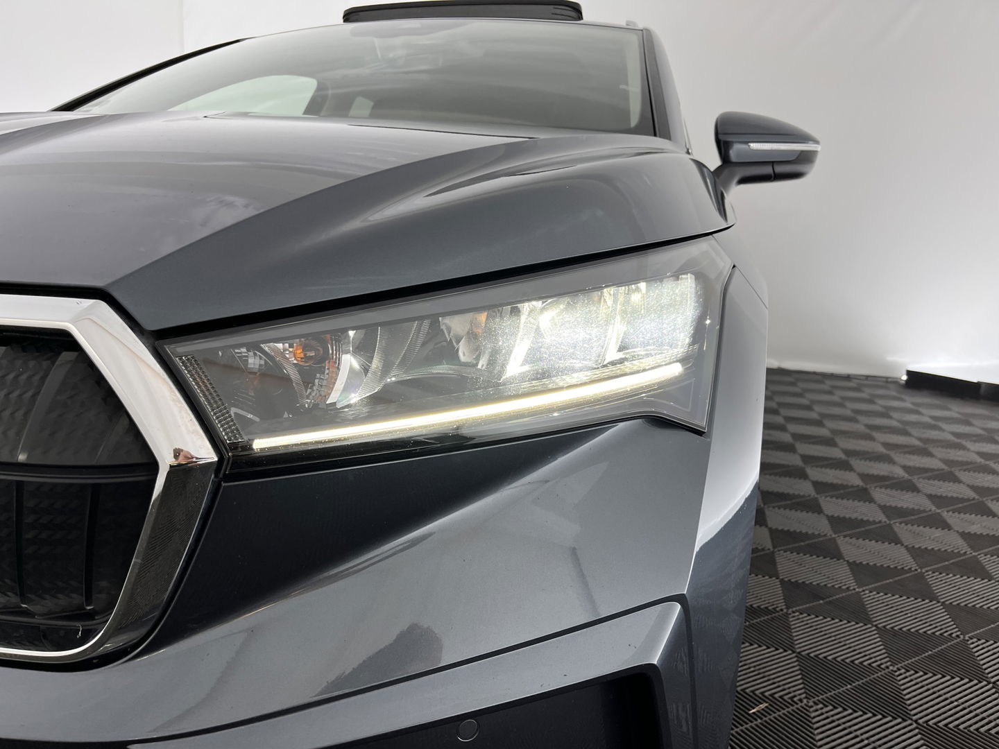 Škoda Enyaq iV 80 Luxus [ 3-Fase ] (INCL-BTW) *PANO | LUXURY-LEATHER | HEAD-UP | ADAPTIVE-CRUISE | MEMORY-PACK | FULL-LED | DIGI-COCKPIT | BLIND-SPOT | NAVI-FULLMAP | KEYLESS | CAMERA | HEATED-SPORTSEATS | KEYLESS | 19"ALU*